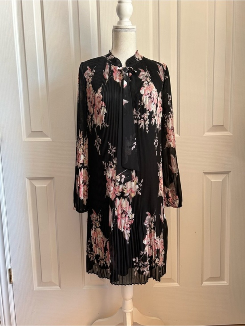 NWT DKNY Long Sleeves Floral Pleated Tie-Neck Midi Dress, Pink Accents, Size 8
